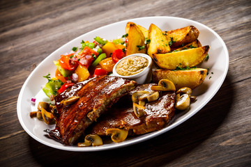 Tasty grilled ribs with vegetables