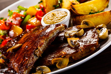 Tasty grilled ribs with vegetables