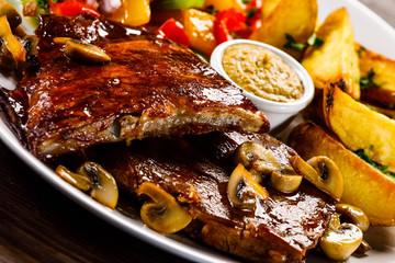 Tasty grilled ribs with vegetables