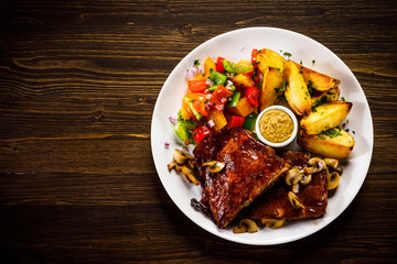 Tasty grilled ribs with vegetables