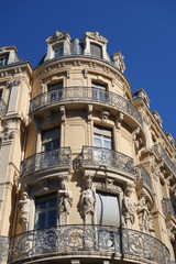 Fototapeta na wymiar beaux appartements (vertical)