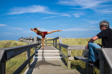 Yoga auf Holzsteg zum Meer