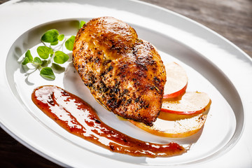 Grilled chicken fillet with apples