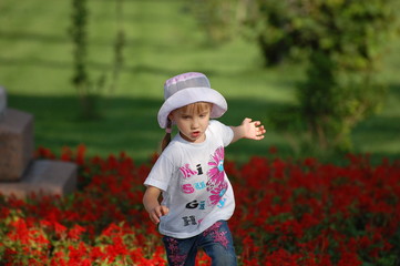 little girl in autumn park