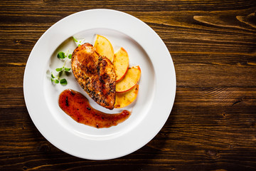 Grilled chicken fillet with apples