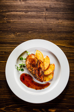 Grilled chicken fillet with apples