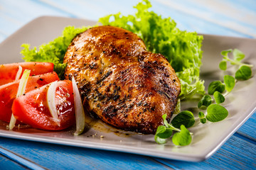 Grilled chicken fillet and vegetables