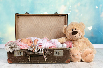 Neugeborenes mit Teddybär