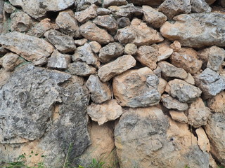 Muro de piedra en la montaña