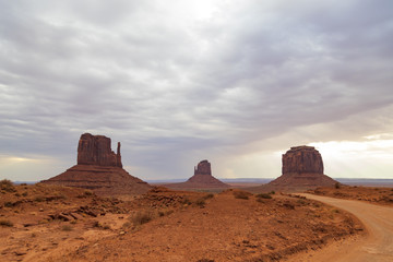 Monument Valley con un triste cielo nuvoloso e plumbeo