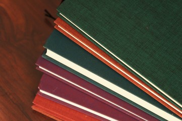 Pila de tomos y libros de varios colores