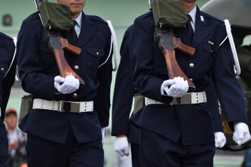銃を担いだ自衛官