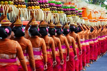 Crédence en verre imprimé Indonésie Groupe de belles femmes balinaises en costumes - sarong, portent l& 39 offrande pour la cérémonie hindoue. Danses traditionnelles, festivals d& 39 arts, culture de l& 39 île de Bali et du peuple indonésien. Fond de voyage indonésien