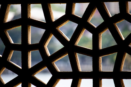 Celosia de piedra con formas geométricas diferentes de estilo musulmán