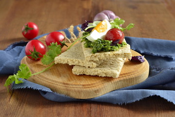 Sandwiches with pesto, boiled egg and vegetables