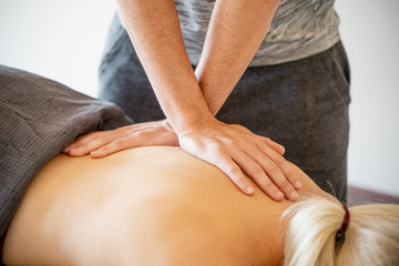 Fisioterapia, fisioterapeuta tratando la espalda