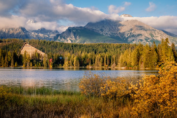 Fototapeta premium Shtrbske pleso (jezioro) jesienią. Słowacja Wysokie Tatry krajobraz.