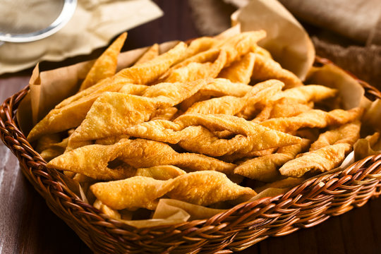 Frische knusprige Faworki polnische oder Calzones Rotos Chilenische 
Pl&auml;tzchen im Korb (Selektiver Fokus, Fokus in die Mitte des Bildes)