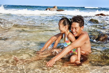 Obraz premium father and daughter at the beach playing