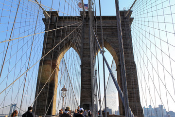 Obraz premium New York, USA - November 22, 2010: Spectacular views of the Brooklyn Bridge with all its characteristic metal wires and the pedestrian walkway