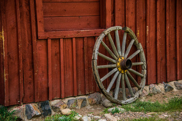 Obraz premium Wagon Wheel and Barn Wall