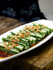 Steamed okra with chopped garlic