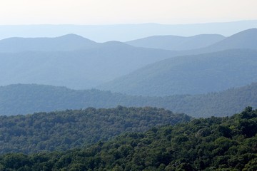 Naklejka premium Park Narodowy Shenandoah to park narodowy obejmujący część gór Blue Ridge w amerykańskim stanie Wirginia, USA, 5 sierpnia 2017 r.