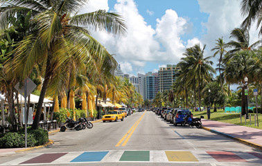 Fototapeta premium Miami plaża Floryda, Lipiec, - 16, 2016: Ocean przejażdżki hotele i budynki w Miami plaży, Floryda. Architektura Art Deco w South Beach jest jedną z głównych atrakcji turystycznych w Miami