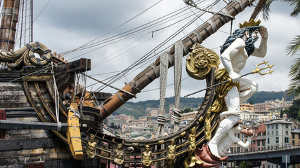 Galionsfigur - im Hafen von Genua