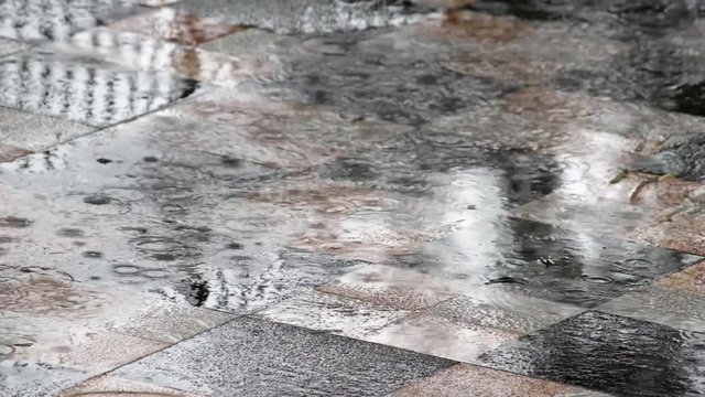 scrosciodi pioggia in estate preannuncia l'autunno