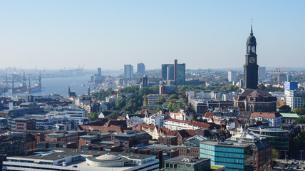 Blick auf Hamburg und den Hafen, von oben