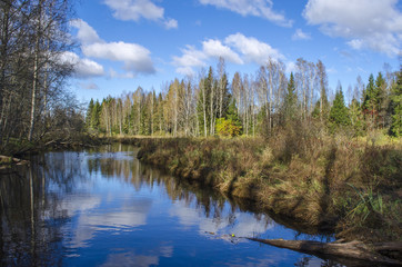 Obraz premium white clouds float on the river and sky