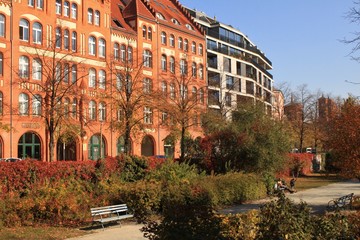 Fototapeta na wymiar Goldener Oktober in der Berliner Luisenstadt / Engeldamm am einstigen Kanal