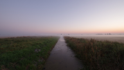 Fototapeta premium Kanały drenażowe przechodzą przez pola