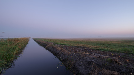 Entwässerungskanäle durchziehen die Felder 