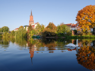 Fototapeta premium Sankt-Marien-Andreas-Kirche im alten Hafen der Stadt Rathenow im Havelland