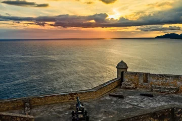 Papier Peint photo Travaux détablissement San Pedro de La Roca vieux murs espagnols fort avec des canons, vue sur le coucher du soleil sur la mer des Caraïbes, Santiago De Cuba, Cuba