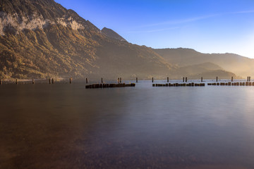 Langzeitbelichtung vom Thunersee in  Interlaken in der Schweiz