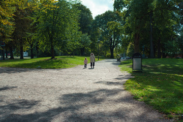 mamma e figlia nel verde a stoccolma