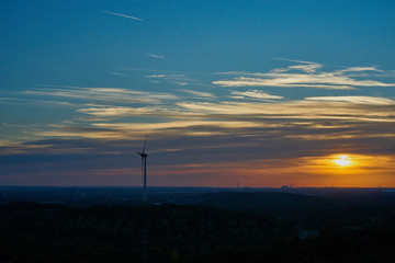 Fototapeta na wymiar Blick auf Halde Hoppenbruch bei Sonnenuntergang