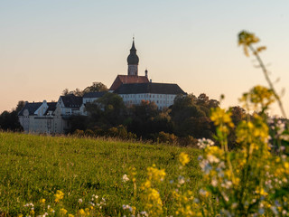 Blick auf das Kloster Andechs im Herbst bei letzten Sonnenlicht