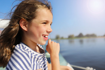 Ein Mädchen sitzt auf einem Boot auf der Oder