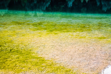 Karibik gleiches Wasser in dem Bergsee von Östereich. Kaltes klares und trinkbares Wasser vom...