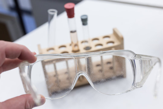 Schutzbrille , Experimente und Reagenzgl&auml;ser