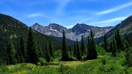 Fototapeta na wymiar Colorado mountain peaks from valley