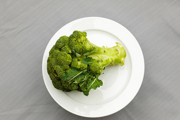 Brokkoli liegt auf weißem Teller
