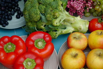 Paprika mit Brokkoli, Äpfeln, Weintrauben