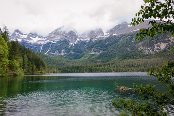 Fototapeta na wymiar Tovelsee Berge und See Naturpark Impressionen Italien Lago di Tovel