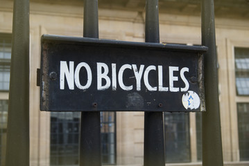 Obraz premium Oxford No Bicycles Sign in street. Black sign with inscription.