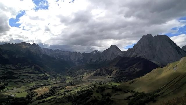 Wolken ziehen am Himmel über den Pyrenäen bei Lescun, Frankreich